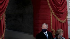 ジョージ・Ｗ・ブッシュ元大統領夫妻が就任式の会場に到着