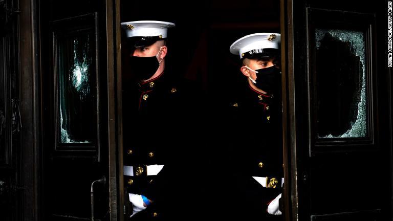 海兵隊員が議事堂東側正面の階段付近に立つ/Melina Mara/Pool/Getty Images