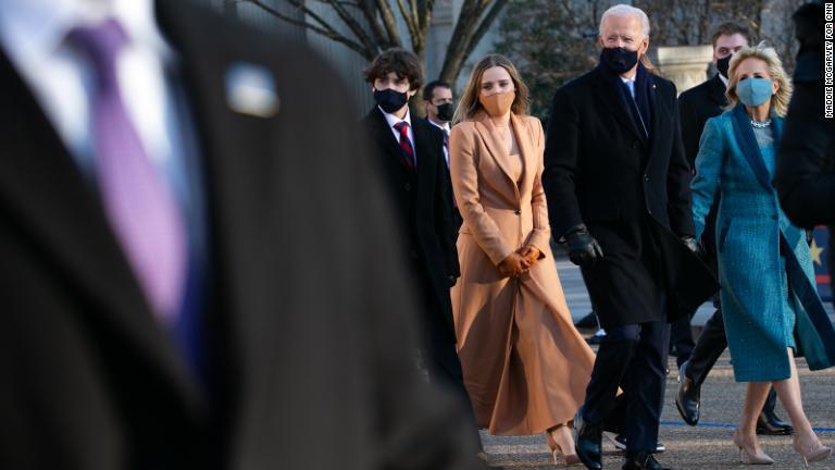 ホワイトハウスに向かう中、最後の道程は車を降りて家族とともに歩いて向かった/Maddie McGarvey for CNN