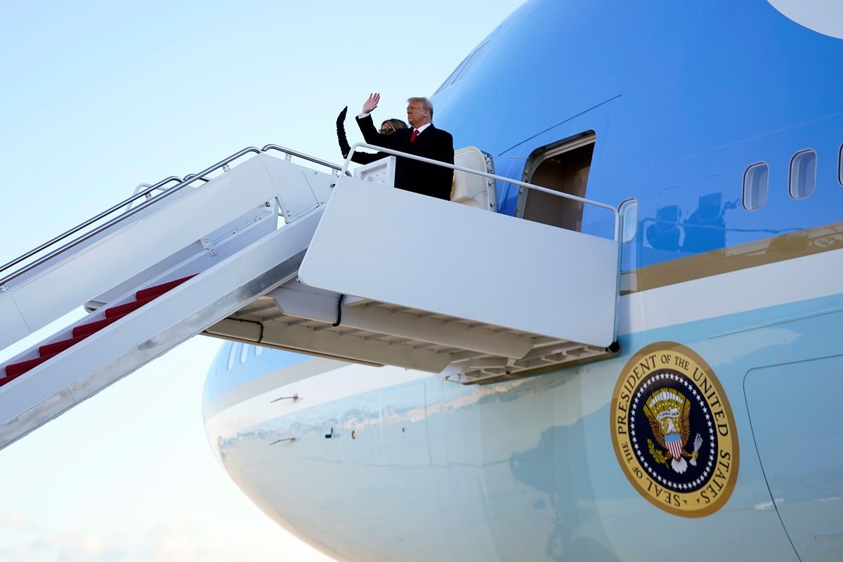 エアフォースワンに乗るトランプ大統領夫妻=20日、アンドルーズ空軍基地/Manuel Balce Ceneta/AP