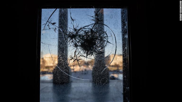 議事堂の割れた窓。６日のトランプ氏支持者による乱入のダメージはまだ残っている/Timothy Fadek/Redux