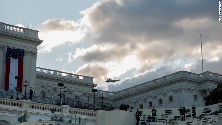 議事堂の近くをトランプ氏を乗せた大統領専用ヘリ「マリーンワン」がアンドルーズ空軍基地に向かう/Will Lanzoni/CNN