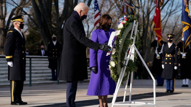 アーリントンの無名戦士の墓で献花式に臨むバイデン大統領とハリス副大統領/Evan Vucci/AP