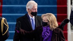 ビル・クリントン元大統領夫妻が就任式に到着