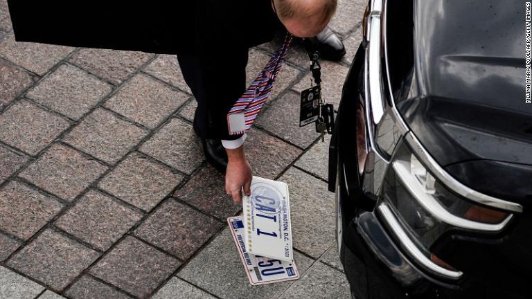 就任式の前に使用する車のナンバープレートを付け替える関係者/Melina Mara/Pool/AFP/Getty Images
