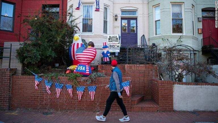 バイデン氏、ハリス氏を支持する飾りをつけた家の前を通り過ぎる男性/Sarah Silbiger for CNN