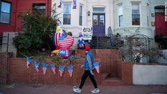 バイデン氏、ハリス氏を支持する飾りをつけた家の前を通り過ぎる男性