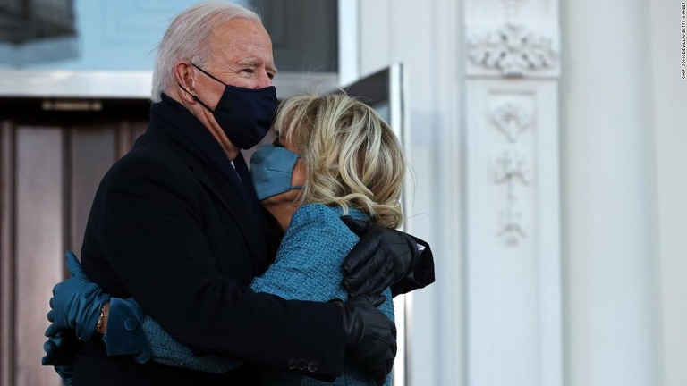ホワイトハウス前でファーストレディーのジル・バイデン氏と抱擁するバイデン大統領/Chip Somodevilla/Getty Images