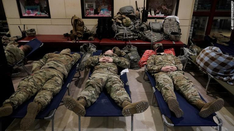 議事堂のビジターセンターで眠る州兵＝１８日/J. Scott Applewhite/AP
