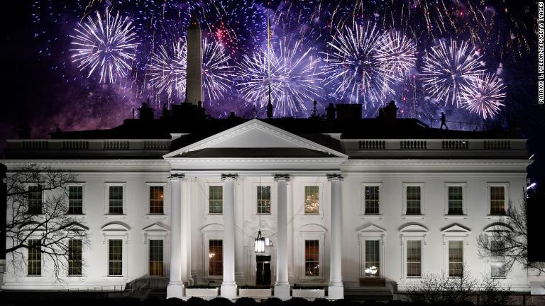 就任日の締めくくりにホワイトハウスの近くで花火が打ち上げられる/Patrick T. Fallon/AFP/Getty Images