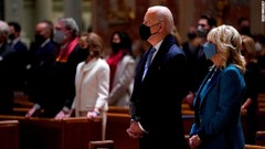 バイデン氏は首都ワシントンのセントマシュー大聖堂のミサに参加