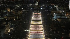 ナショナルモールに並ぶ国旗をライトアップ＝１８日
