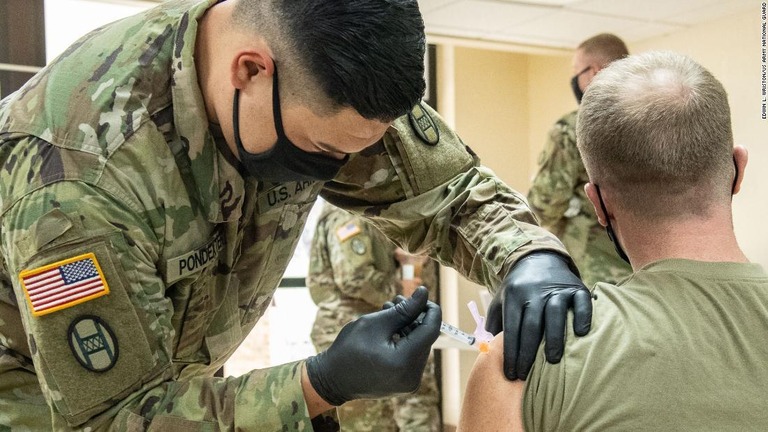 新型コロナウイルスワクチンの接種を受けるウェストバージニア州の州兵/Edwin L. Wriston/US Army National Guard