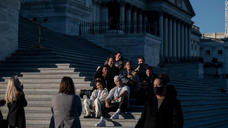 ジェニファー・ロペスさんが議事堂前で写真撮影。就任式では歌を歌った/Gabriella Demczuk for CNN