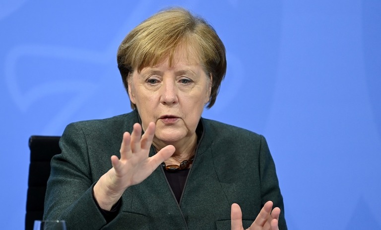 より強力な新型コロナ対策を打ち出したドイツのメルケル首相/Filip Singer/Pool/Getty Images