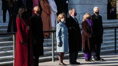 無名戦士の墓での献花式にはバラク・オバマ元大統領夫妻、ジョージ・Ｗ・ブッシュ元大統領夫妻、ビル・クリントン元大統領夫妻も参列