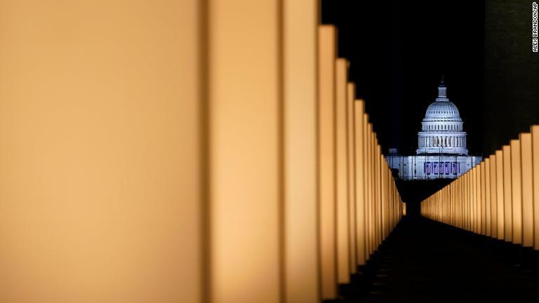 リンカーン記念堂の池リフレクティングプールには新型コロナウイルス感染症で亡くなった米国人４０万人以上を追悼する４００個の明かりがともる/Alex Brandon/AP