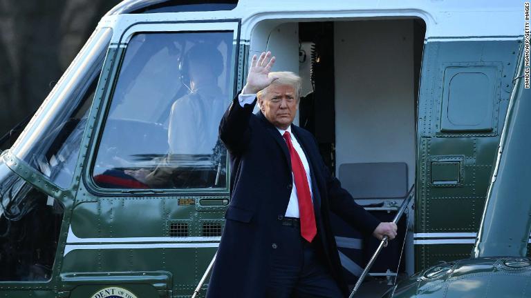 トランプ氏はホワイトハウスに駐機するマリーンワンに乗り込む際に手を振った/Mandel Ngan/AFP/Getty Images