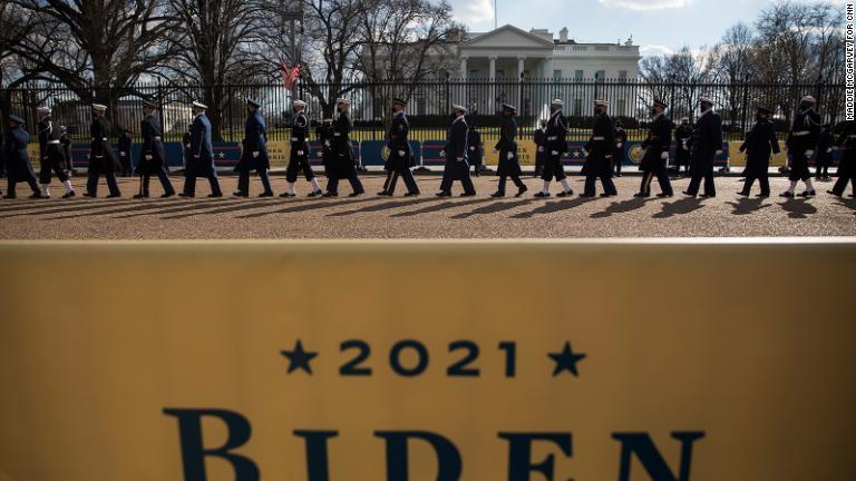 バイデン氏の短縮されたパレードのさなかにホワイトハウス前を歩く軍の要員/Maddie McGarvey for CNN