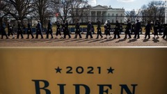 バイデン氏の短縮されたパレードのさなかにホワイトハウス前を歩く軍の要員