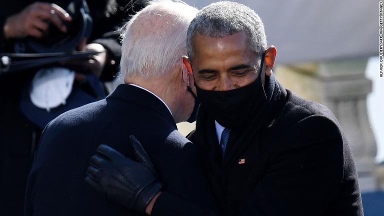 オバマ元大統領が就任式後にバイデン氏を祝福。オバマ氏のもとでバイデン氏は８年間副大統領を務めた/OLIVIER DOULIERY/AFP via Getty Images