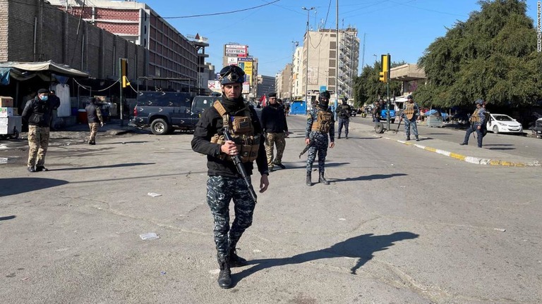 自爆テロの現場をパトロールするイラクの治安部隊/Thaier al-Sudani/Reuters