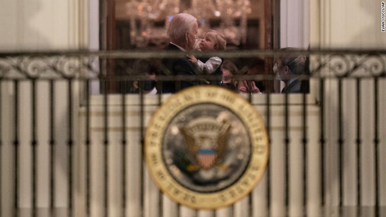 ホワイトハウスで孫のボーちゃんを抱き上げるバイデン大統領/Evan Vucci/AP