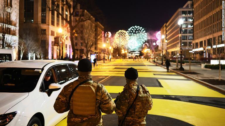 州兵がブラック・ライブズ・マター広場で花火を眺める/Michael M. Santiago/Getty Images