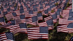ナショナルモールに並ぶ国旗＝１９日