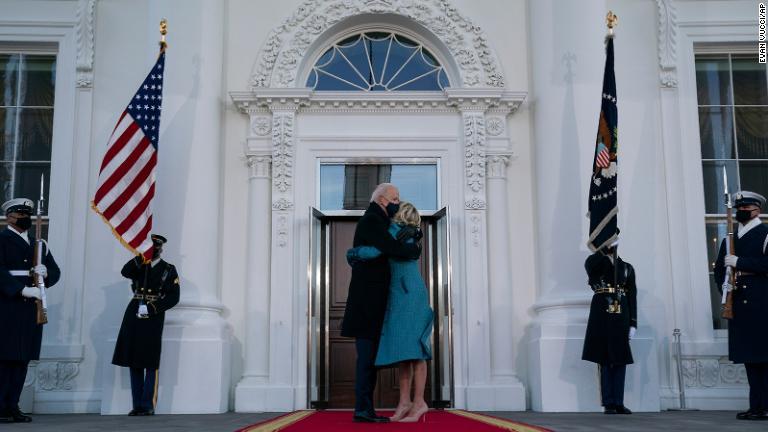 大統領として初めてホワイトハウスに到着するバイデン氏/Evan Vucci/AP