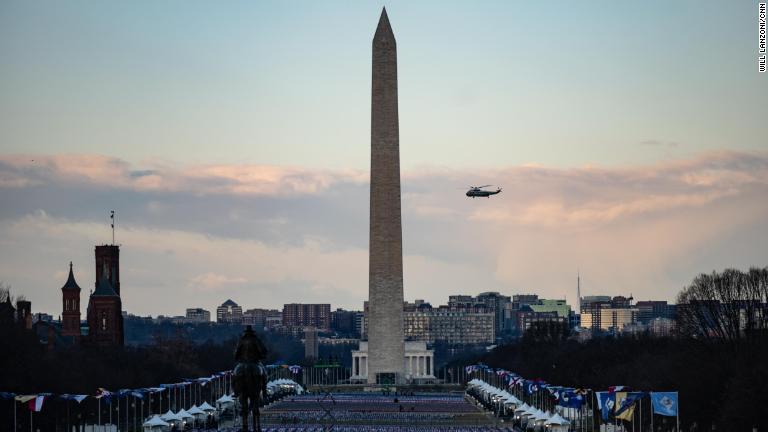 ワシントン記念塔の近くを飛び去るマリーンワン。トランプ氏が首都を去った/Will Lanzoni/CNN