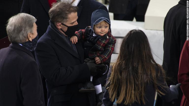 バイデン氏の息子、ハンター氏が息子のボーと一緒に就任式に出席/Tom Williams/CQ Roll Call/Getty Images