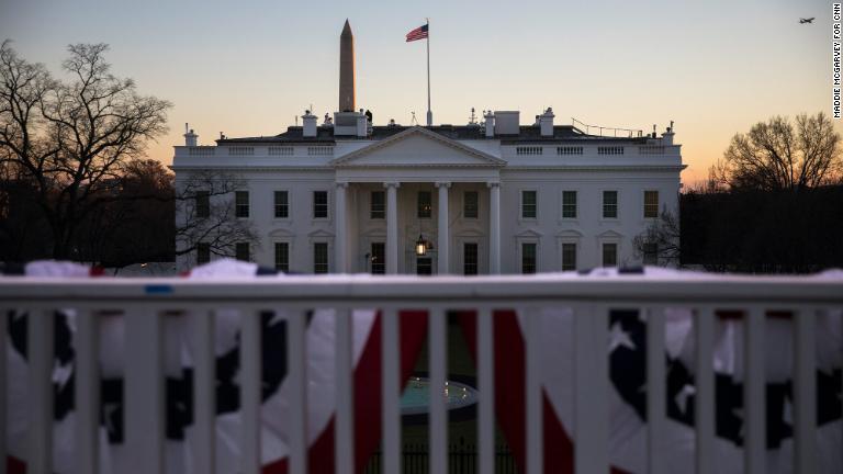 夕暮れ時を迎えるホワイトハウス。トランプ氏が大統領として最後の夜を迎える＝１９日/Maddie McGarvey for CNN