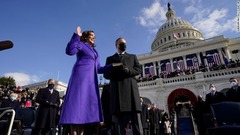 カマラ・ハリス氏が副大統領の就任宣誓を行う。聖書を持つのは夫で、ソニア・ソトマイヨル連邦最高裁判事が執り行った。紫色の服は大統領選に立候補した初のアフリカ系米国人女性、シャーリー・チャズムを意識したもの