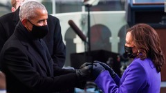オバマ元大統領、ハリス副大統領と「グータッチ」　コロナ禍の大統領就任式