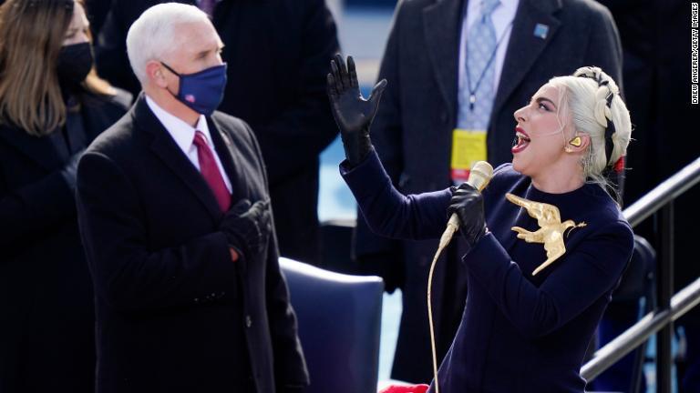 就任宣誓の前に歌うレディー・ガガさん。ペンス副大統領の面前で歌った/Drew Angerer/Getty Images