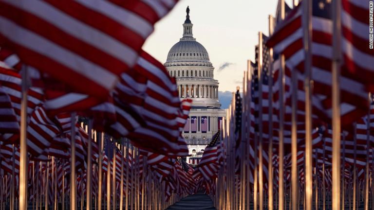 米国旗が立ち並ぶナショナルモール。大統領就任式委員会は就任式に出席できない人々の代わりに１９万１５００あまりの旗を立てた/Allison Shelley/Reuters