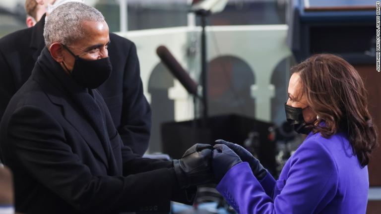 オバマ元大統領にあいさつをするハリス氏/Jonathan Ernst/Pool/Getty Images