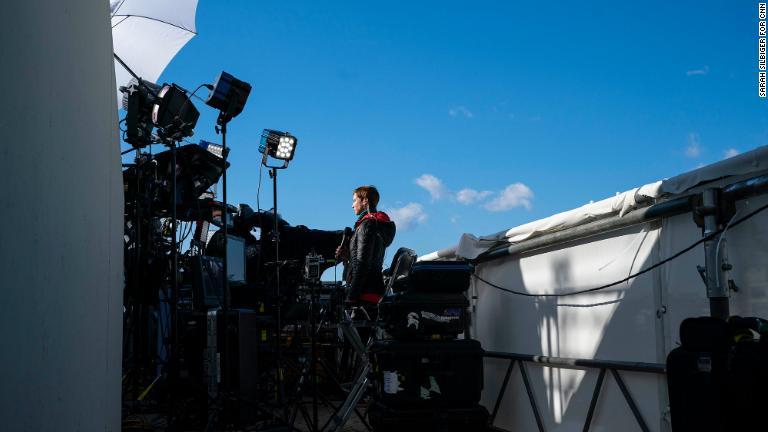 議事堂で仕事をするテレビのリポーター＝１９日/Sarah Silbiger for CNN