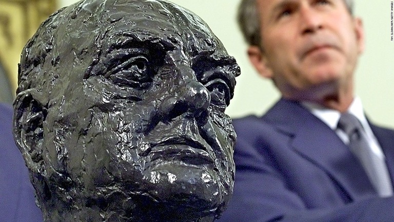 ブッシュ元大統領（息子）やトランプ前大統領がオフィスに飾っていたチャーチルの胸像/TIm Sloan/AFP/Getty Images