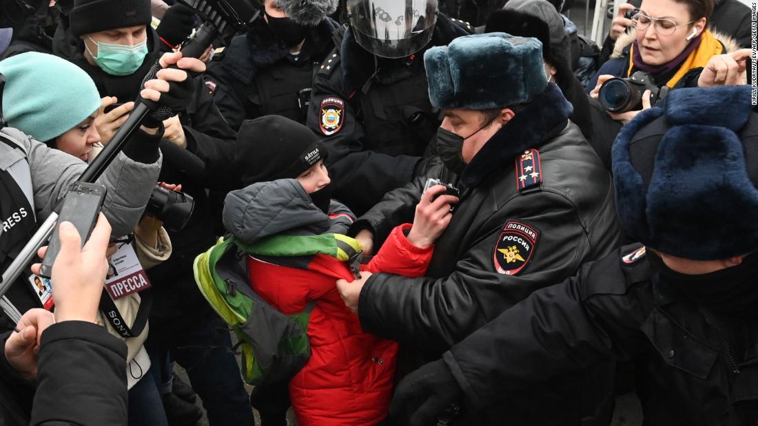 モスクワのデモで警察に拘束される人々/Kirill Kudryavtsev/AFP/Getty Images