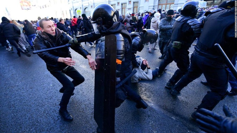 警察と衝突するデモ参加者＝２３日、ロシア・ウラジオストク/PAVEL KOROLYOV/AFP/AFP via Getty Images