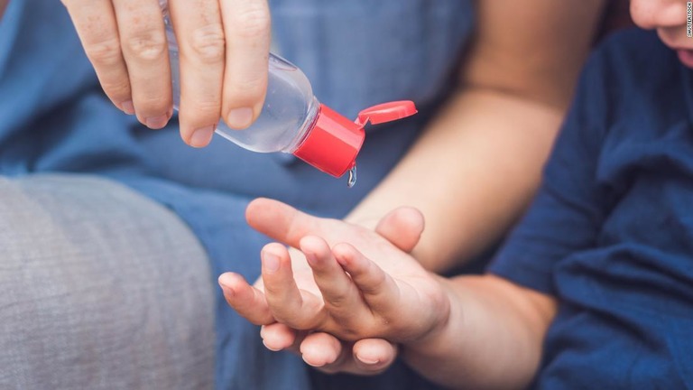 新型コロナウイルス対策で設置されている手指消毒液が子どもの目に入る事故が急増している/Shutterstock