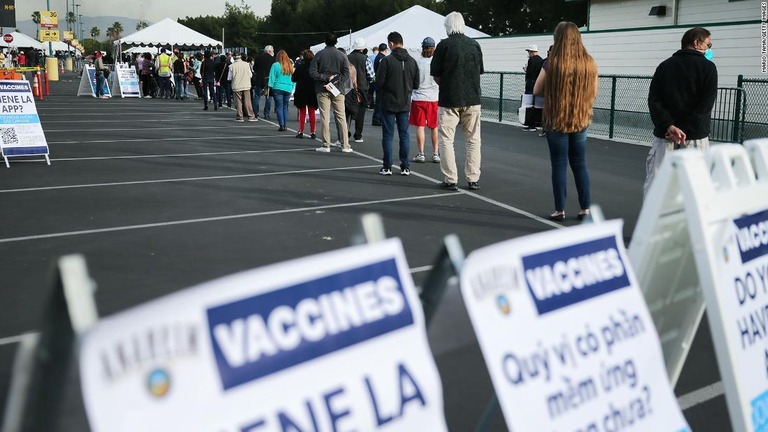 ディズニーランド・リゾートの駐車場でワクチン接種を待つ人々/Mario Tama/Getty Images