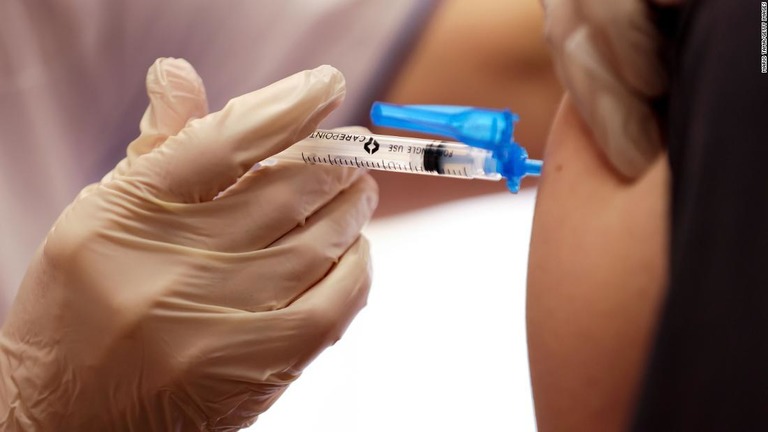 ワクチン配布により５月１日までに４万２８００人の命が救えるとの見方もある/Mario Tama/Getty Images