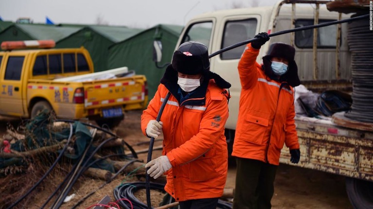 現場で救出作業にあたる救急隊員＝２０日、山東省/STR/AFP/Getty Images