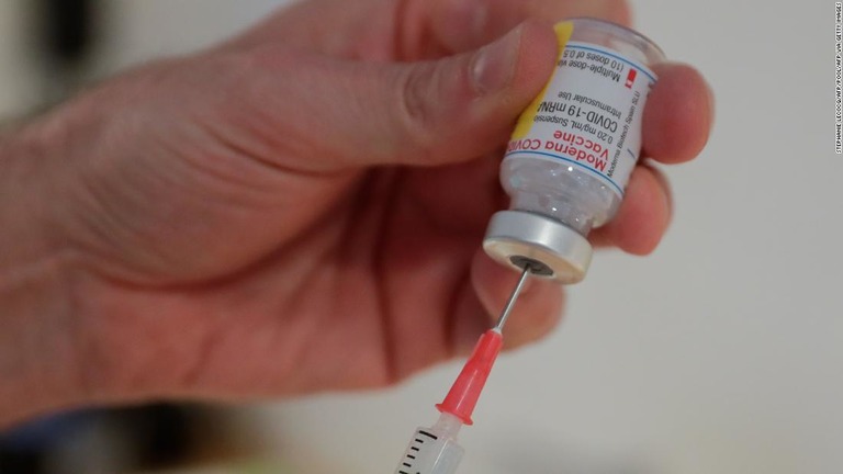 医療関係者がブリュッセルの病院でモデルナの新型コロナウイルス感染症ワクチンを接種する準備をする＝１８日/STEPHANIE LECOCQ/AFP/POOL/AFP via Getty Images