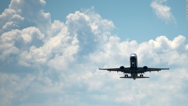 ロナルド・レーガン・ワシントン・ナショナル空港から飛び立つ航空機/Saul Loeb/AFP/Getty Images