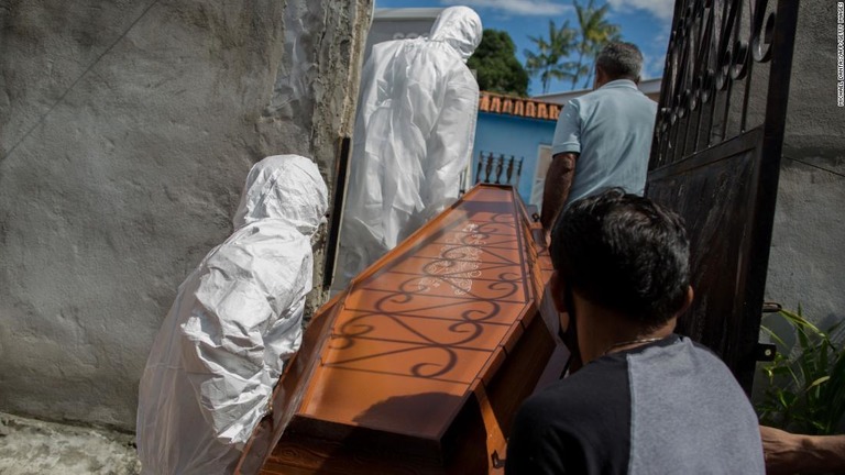 ひつぎに入った新型コロナによる死者を運ぶ人々＝１月１６日、ブラジル/MICHAEL DANTAS/AFP/Getty Images