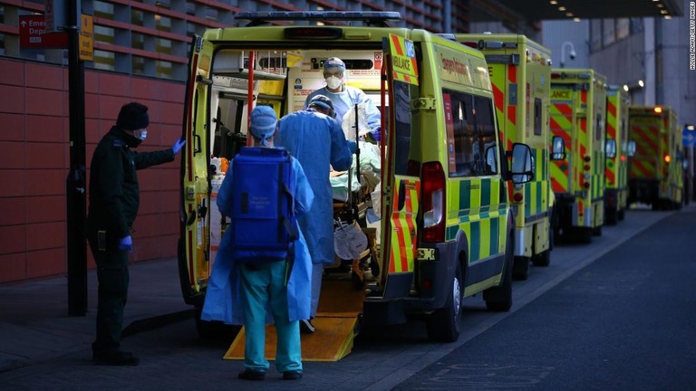 救急車から患者を運ぶ医療従事者ら＝１月２日、英ロンドンのロイヤルロンドン病院/Hollie Adams/Getty Images